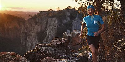 Compressport Trail Postural SS Top W enamel/paradise green běžecký opasek