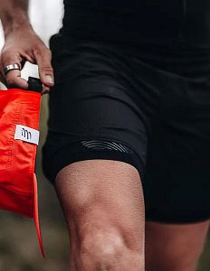 Compressport Trail Racing Overshort M black BĚŽECKÉ KRAŤASY DETAIL
