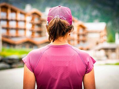 Compressport Trucker Cap deco rose/winterbloom zadní pohled na hlavě