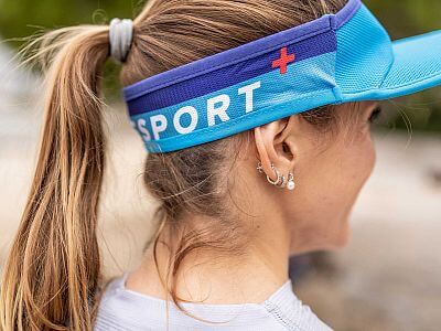 CU00005B_507_0TU-Compressport-Visor-Ultralight-light-blue-back-runner