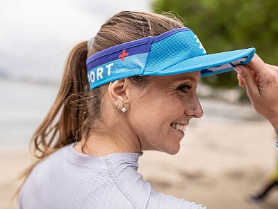 CU00005B_507_0TU-Compressport-Visor-Ultralight-light-blue-side-runner