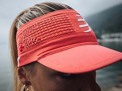 CU00006B_401_0TU-Compressport-Spiderweb-Headband-On-Off-coral-detail