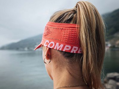 CU00006B_401_0TU-Compressport-Spiderweb-Headband-On-Off-coral-runner-back