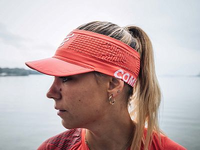 CU00006B_401_0TU-Compressport-Spiderweb-Headband-On-Off-coral-runner-side