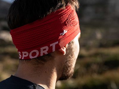 CU00009B_300_0TU-Compressport-Headband-On-Off-red-runner-back