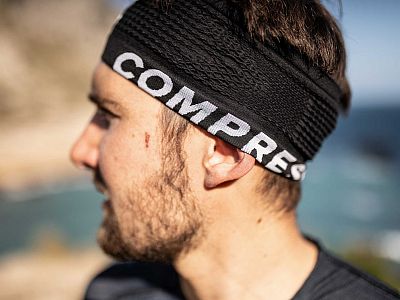 CU00009B_990_0TU-Compressport-Headband-On-Off-black-runner-side