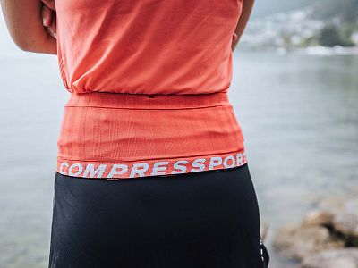 CU00012B-912-Compressport-Free-Belt-black-coral-logo