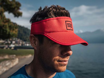 CU00054B_301_0TU-Compressport-Visor-red-black-runner