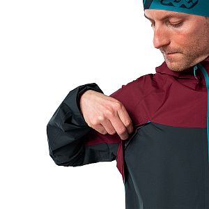 Dynafit Alpine GTX Jacket M burgundy přední pohled na postavě detail