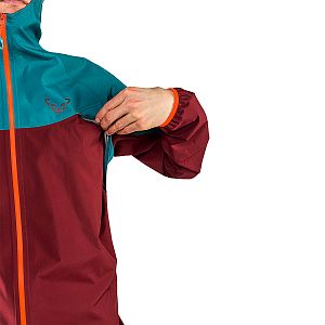 Dynafit Alpine GTX M JKT mallard blue přední pohled na postavě detail větrání