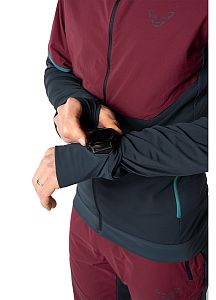 Dynafit Alpine Hybrid JKT M burgundy přední pohled na postavě detail rukávy