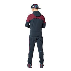 Dynafit Alpine Hybrid JKT M burgundy zadní pohled na postavě