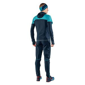 Dynafit Alpine Hybrid JKT M storm blue zadní pohled na postavě