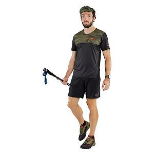 Dynafit Alpine Pro 2in1 Shorts M black out přední pohled na postavě