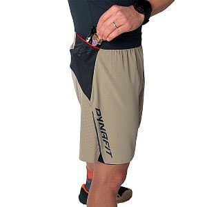 Dynafit Alpine Pro 2in1 Shorts M rock khaki pánské 2v1 běžecké šortky elastická kapsa