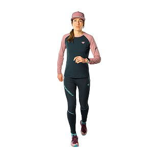 Dynafit Alpine Pro L/S Tee W blueberry/mokarosa přední pohled na postavě