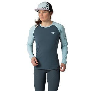 Dynafit Alpine Pro L/S Tee W cloud blue přední pohled na postavě detail