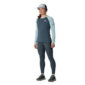 Dynafit Alpine Pro L/S Tee W cloud blue přední pohled na postavě