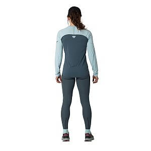 Dynafit Alpine Pro L/S Tee W cloud blue zadní pohled na postavě