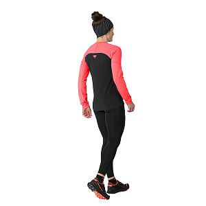 Dynafit Alpine Pro L/S Tee W ultra coral zadní pohled na postavě