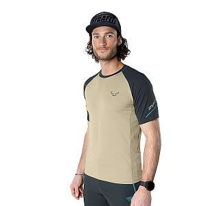 Dynafit Alpine Pro S/S Tee M rock khaki přední pohled na postavě detail