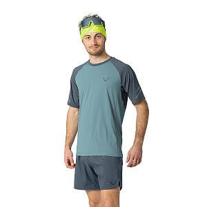 Dynafit Alpine Pro S/S Tee M smoke blue přední pohled na postavě detail