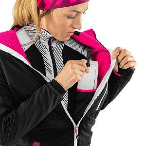 Dynafit DNA Polartec® Jacket W black out/pink glo přední pohled na postavě detail kapsa na pásy