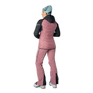 Dynafit Fold-Up Beanie pale rose zadní pohled na postavě