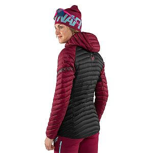 Dynafit Radical Down RDS Hooded Jacket W beet red zadní pohled na postavě