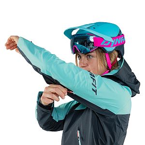 Dynafit Radical Gore-Tex Jacket Women marine blue přední pohled na postavě detail zip pod rukávem