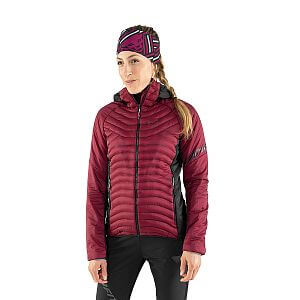 Dynafit Speed Insulation Hooded Jacket W beet red přední pohled na postavě detail