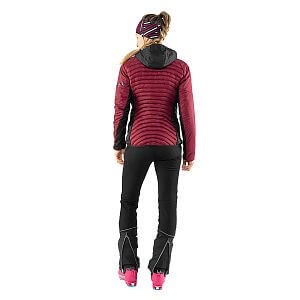 Dynafit Speed Insulation Hooded Jacket W beet red zadní pohled na postavě