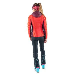 Dynafit Speed Insulation Hooded Jacket W hot coral zadní pohled na postavě