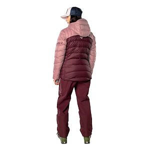 Dynafit Tigard Down Jacket W mokarosa zadní pohled na postavě