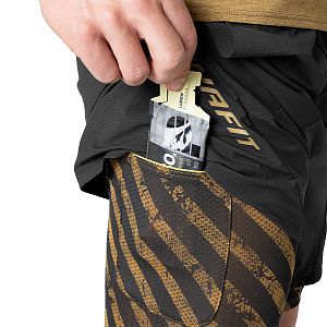 Dynafit Trail 2in1 short M black out tobacco detail kapsa na stehně