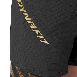 Dynafit Trail 2in1 short M black out tobacco detail nápis
