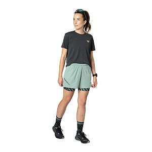 Dynafit Trail 2in1 short W jadelite přední pohled na postavě