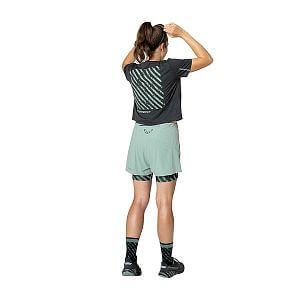 Dynafit Trail 2in1 short W jadelite zadní pohled na postavě