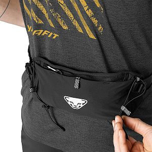 Dynafit Trail Belt black out detail na postavě