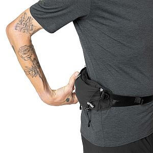 Dynafit Trail Belt black out detail na postavě