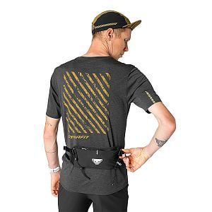 Dynafit Trail Belt black out detail na postavě