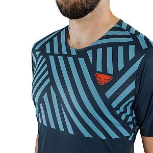 Dynafit Trail Graphic Shirt M storm blue/razzle dazzle přední pohled na postavě detail