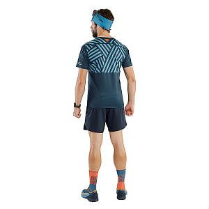 Dynafit Trail Graphic Shirt M storm blue/razzle dazzle zadní pohled na postavě