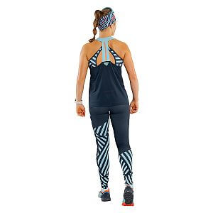 Dynafit Trail Graphic Tights W blueberry Razzle Dazzle zadní pohled na postavě