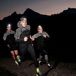 Dynafit Trail Reflective Wind JKT M black out pánská běžecká reflexní bunda s kapucí bezpečná