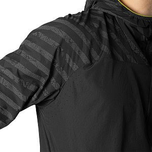 Dynafit Trail Reflective Wind JKT M black out pánská běžecká reflexní bunda s kapucí detail ramena