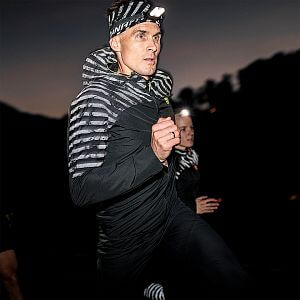 Dynafit Trail Reflective Wind JKT M black out pánská běžecká reflexní bunda s kapucí reflexní prvky