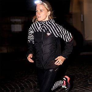 Dynafit Trail Reflective Wind JKT W black out dámská běžecká bunda s kapucí a reflexními prvky