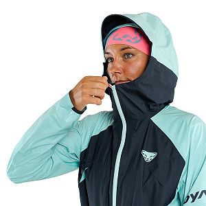 Dynafit Transalper Gore-Tex Jacket W marine blue/blueberry detail kapuce - na postavě