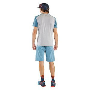 DYNAFIT Transalper Hybrid Shorts M storm blue detail zadní pohled na postavě